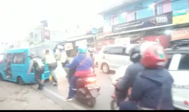 Respon Pelayanan Cepat, Polisi Bantu Dorong Angkot Yang Mogok