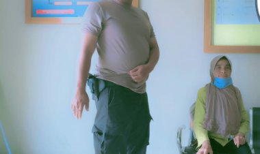 Polisi Di Sukabumi Antar Warga Lansia Yang Kecapean Sampai Ke Rumahnya