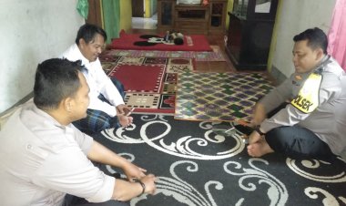 Peduli Personel Berduka, Kapolsek Sukalarang Melayat Ke Rumah Duka