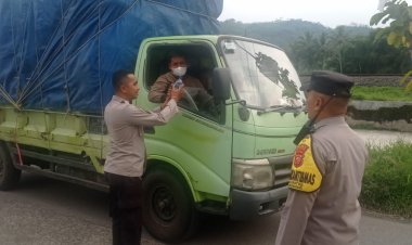 Indahnya Berbagi, Polsek Cireunghas Bagikan Takjil Kepada Warga Jelang Buka Puasa