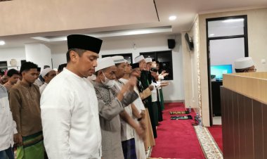 Hari Pertama Puasa, Kapolres Metro Jakarta Barat Lakukan Sholat Taraweh Bersama Warga di Mesjid Jami Al Istiqomah