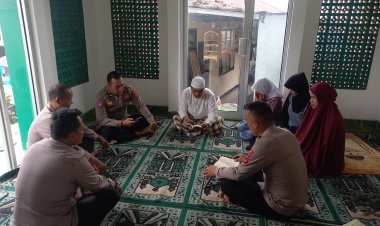 Personil Polsek Sukalarang Melaksanakan Giat SARUNGAN (Sararea Ngariung Ngaji Al – Qur’an)