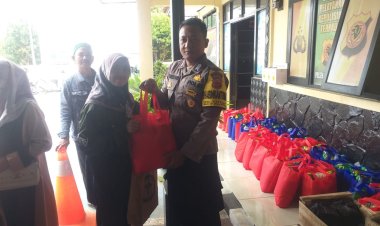 Bantu Warga , Polsek Sukalarang Gelar Bazar Sembako Murah
