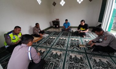 Pertebal Keimanan, Personel Polsek Sukalarang Laksanakan Giat Rutin Sarungan