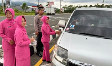 Polsek Penengahan Lampung Selatan Bersama Bhayangkari Bagikan Takjil Gratis di Exit Tol Bakauheni Utara