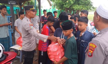 Gelar Ramadhan Berbagi, Polres Lampung Selatan Bagikan Takjil ke Masyarakat dan Santri Ponpes Babul Hikmak