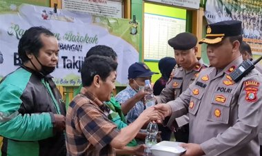 Bersama Polisi RW, Kapolsek Kembangan Kompol Ubaidillah Bagikan Takjil Gratis ke Masyarakat