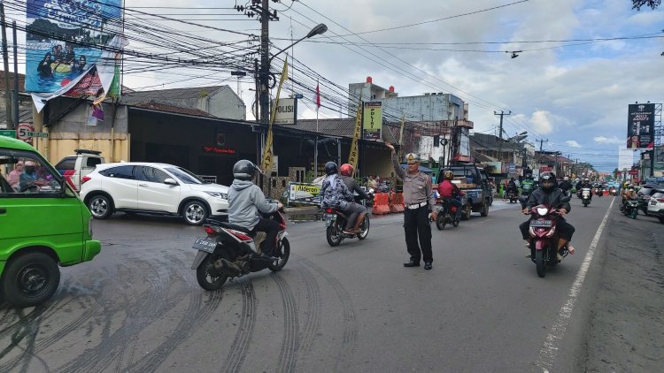 Pengaturan Pada Jam Sore Di Titik Rawan Kemacetan Simpang Polsek Cisaat