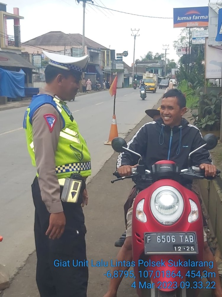 Peduli Keselamatan, Polisi Berikan Teguran Humanis Kepada Pelanggar Lalu Lintas