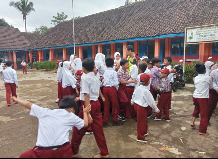 Police Goes To School, Polsek Cireunghas Tanamkan Jiwa Disiplin Kepada Pelajar SD