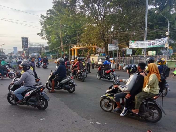 Gatur Pagi Unit Lantas Polsek Cisaat  Bentuk Pelayanan Prima Kepada Warga