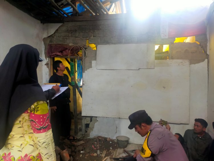 Babinkamtibmas Bantu Warga Bersihkan Puing Atap Rumah Yang Roboh