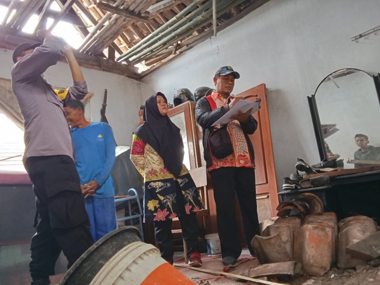 Babinkamtibmas Bantu Warga Bersihkan Puing Atap Rumah Yang Roboh