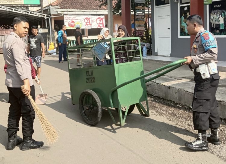 Kapolsek Cikole Beserta Warga Melaksanakan Giat Jumat Bersih