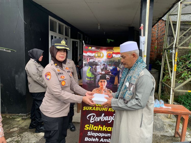 Jumat berkah Polwan Polres Sukabumi Kota Bagikan Nasi Kotak