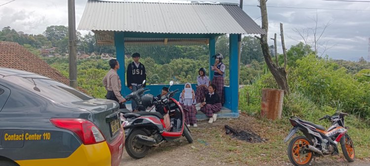 Unit Samapta Polsek Sukabumi Beri Himbauan Kepada Pelajar Yang Nongkrong  Saat Pulang Sekolah.