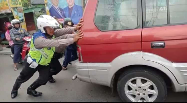 Polisi Bantu Dorong Mobil Mogok