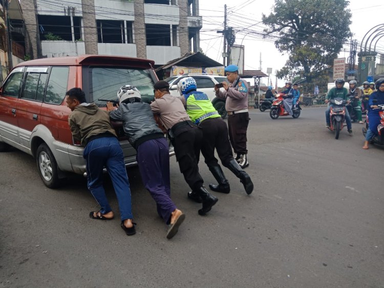 Polisi Bantu Dorong Mobil Mogok