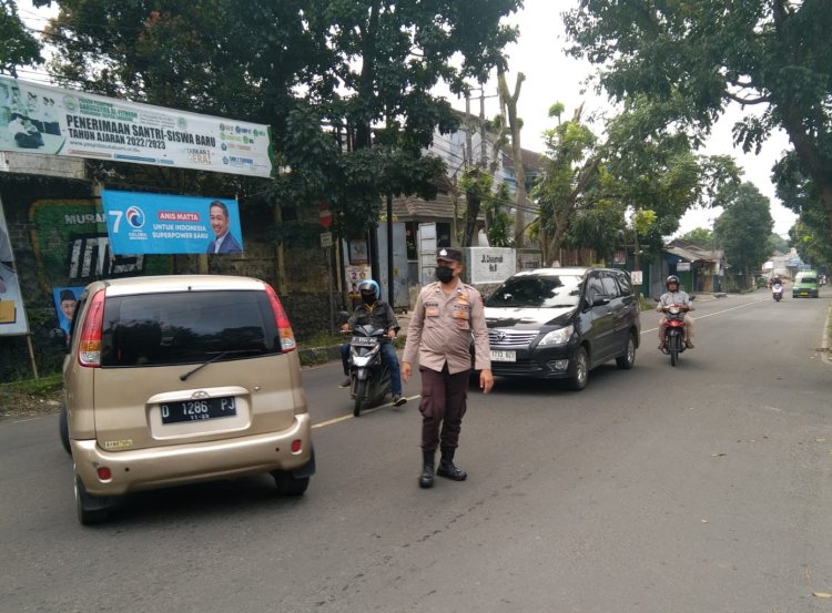 Personel unit Samapta Polsek Warudoyong  Laksanakan Pengaturan Arus Lalu Lintas