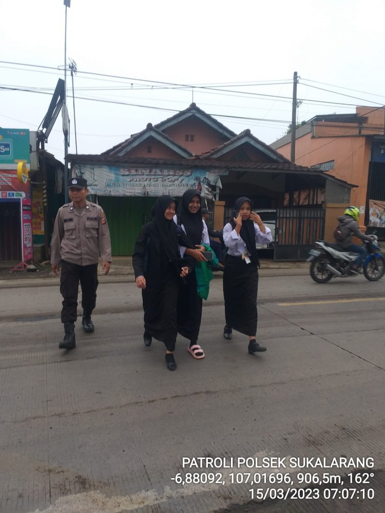 Gatur Lalin Pagi, Polisi Bantu Siswa Sekolah Menyeberang