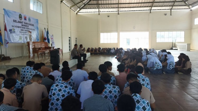 Kapolsek Sukaraja Memberikan Penyuluhan Di SMK Hassina Sukabumi