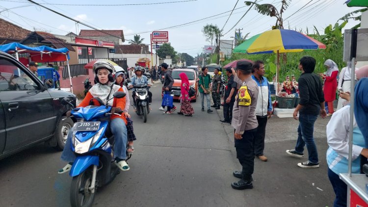 Anggota Polsek Sukabumi Lakukan Pengamanan dan Pemantauan Wisuda