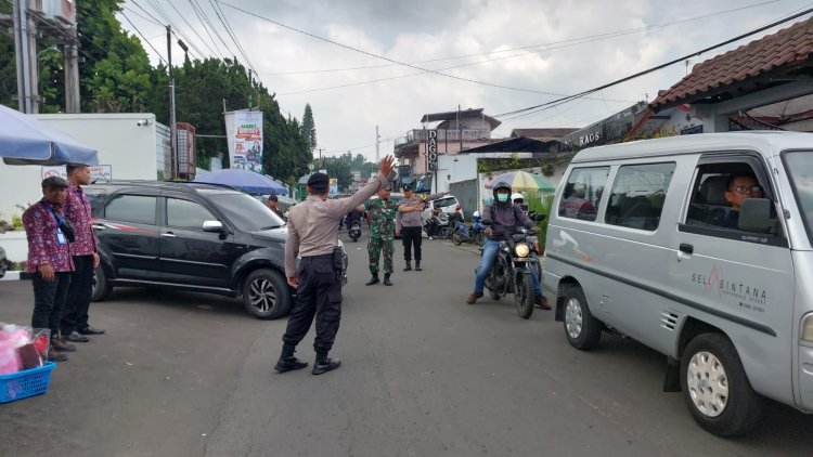 Anggota Polsek Sukabumi Lakukan Pengamanan dan Pemantauan Wisuda