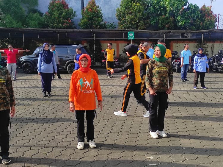 Pererat Silaturahmi, Kapolsek Warudoyong Melaksanakan Olahraga Bersama