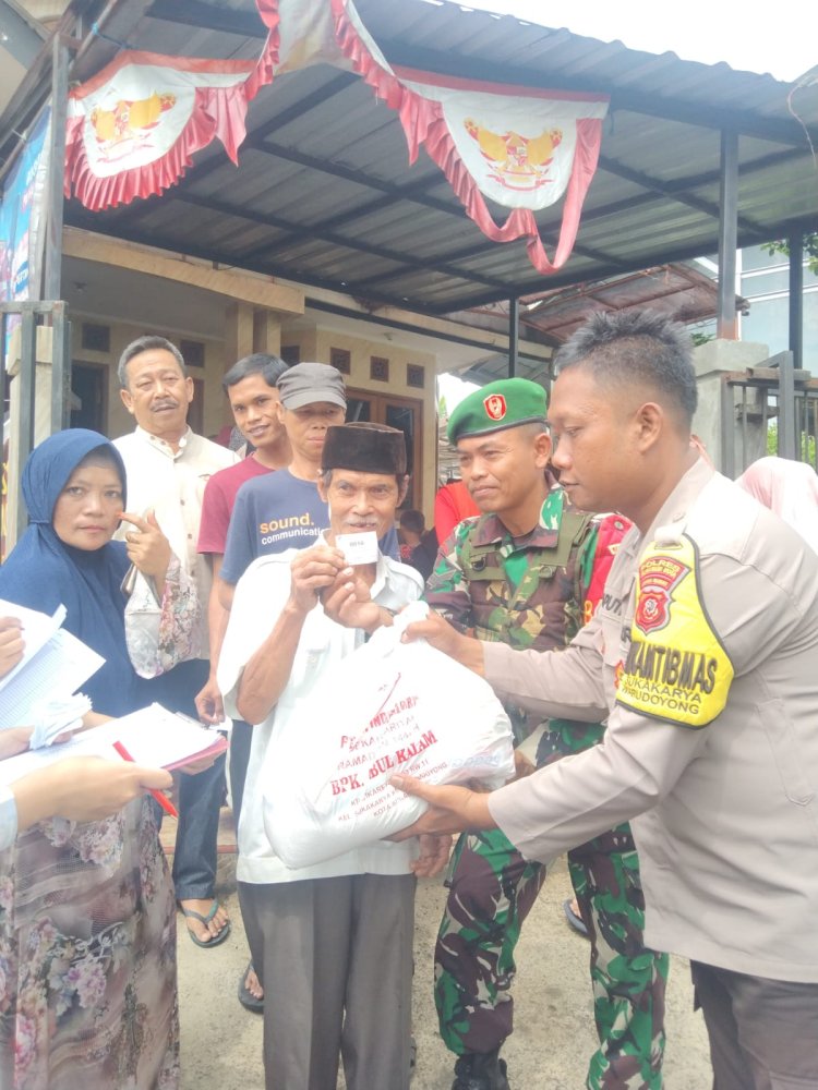 Bhabinkamtibmas Kel. Sukakarya Melaksanakan Pengamanan Pembagian Sembako