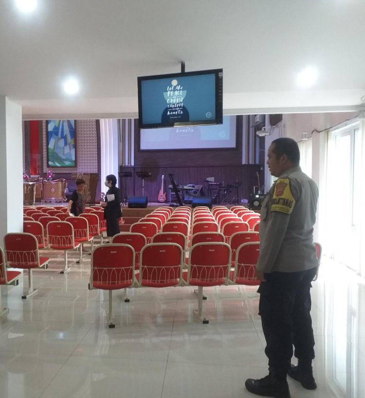 Kegiatan Rutin, Personel Polsek Sukalarang Laksanakan Pam Ibadah Gereja