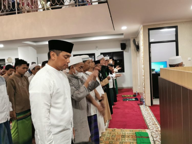 Hari Pertama Puasa, Kapolres Metro Jakarta Barat Lakukan Sholat Taraweh Bersama Warga di Mesjid Jami Al Istiqomah