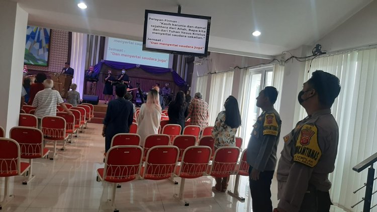 Bhabinkamtibmas Laksanakan Pam Gereja, Wujudkan Situasi Aman Dan Kondusif