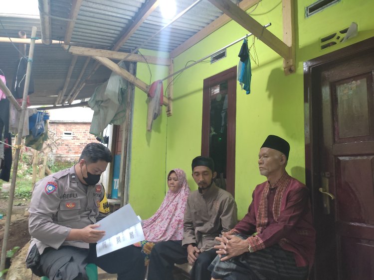 Berkunjung ke Warga Babinkamtibmas Kelurahan Baros Melaksanakan Kegiatan Sambang