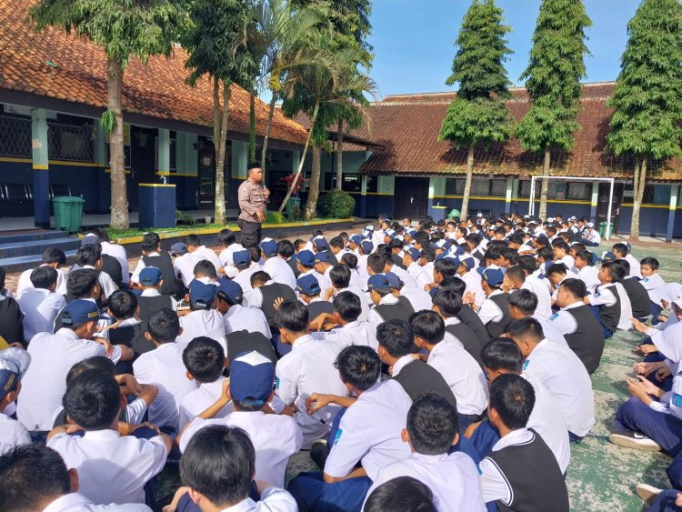 Antisipasi Tawuran Pelajar, Panit Binmas Polsek Baros melaksanakan Pembinaan kepada para pelajar SMP Negeri 14 Kota Sukabumi
