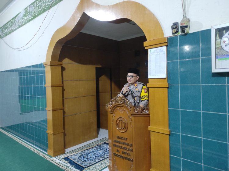 TRANSIT di Mesjid, Kapolsek Warudoyong Sukabumi Imbau Warga Hindari Aksi Perang Sarung
