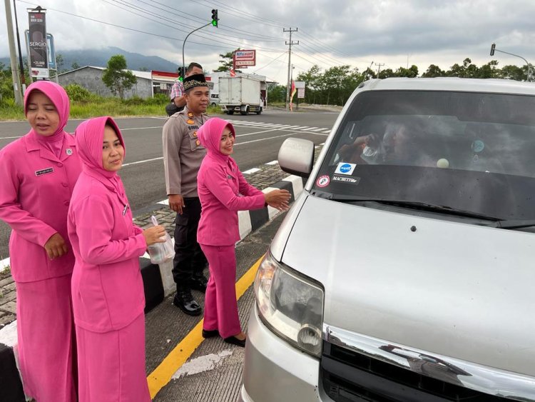 Polsek Penengahan Lampung Selatan Bersama Bhayangkari Bagikan Takjil Gratis di Exit Tol Bakauheni Utara