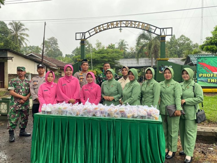 Sinergitas Polsek Penengahan Bersama Koramil 421 Penengahan Lampung Selatan Bagikan Takjil dan Bingkisan Ke Warga Lansia