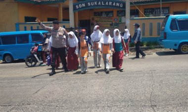 Wujud Kepedulian, Polisi Bantu Anak-Anak Sekolah Menyeberang Jalan