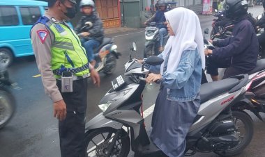 Unit Lantas Polsek Sukalarang Berikan Teguran Humanis Pada Pelajar