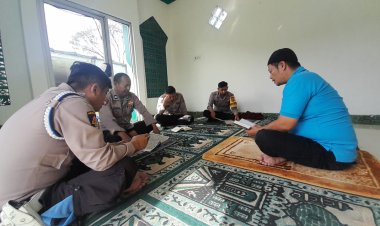 Selama Ramadan, Polsek Sukalarang Gelar Program SARUNGAN ( Sarerea Ngariung Ngaji Al-Qur’an )