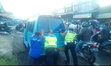 Berikan Pelayanan Kepada Masyarakat, Polisi Bantu Dorong Angkot Yang Mogok