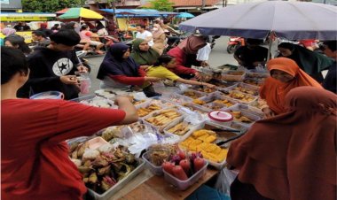 Rame Banget! Warga Berburu Takjil di Komplek Pondok Bahar, Karang Tengah