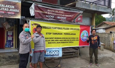Para Bhabinkamtibmas Polsek Cireunghas Pasang Banner Himbauan Kamtibmas