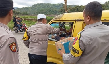 Jelang Buka Puasa, Polsek Cireunghas Polres Sukabumi Kota Bagikan Takjil Gratis