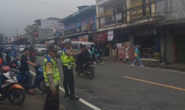 Gatur Lalin Pagi, Polsek Sukalarang Berikan Pelayanan Terbaik Di Bulan Ramadhan