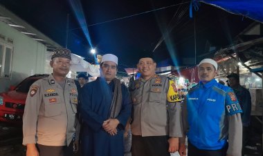Usai Sholat Tarawih, Kapolsek Sukalarang Sempatkan Sambang Warga