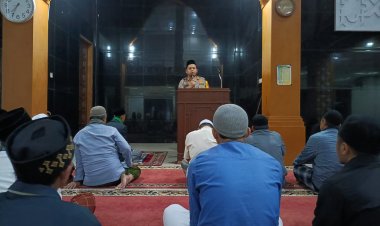Tausiah Usai Sholat , Kapolsek Sukalarang Sampaikan Pesan Kamtibmas