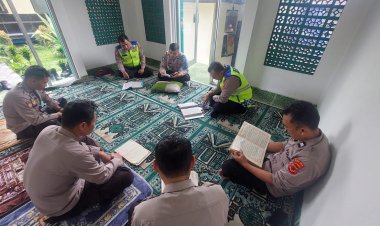 Tingkatkan Keimanan, Polsek Sukalarang Gelar Program SARUNGAN ( Sarerea Ngariung Ngaji Al-Qur’an )