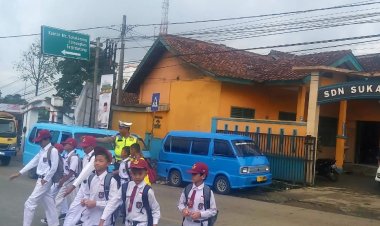 Wujud Kepedulian, Polisi Bantu Anak Sekolah Menyeberang Jalan
