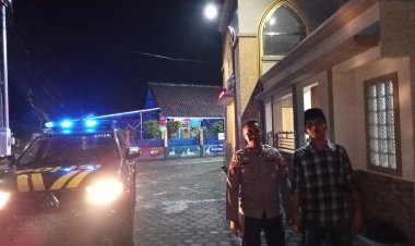 Cegah Tindak Kriminal Saat Sholat Tarawih, Polsek Cireunghas Laksanakan Patroli Mesjid Dan Musholla